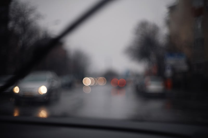 在交通信号灯离焦的情况下，汽车内部的雨刷正在运动