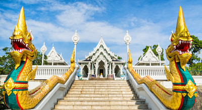 佛寺中央入口的楼梯上有龙。地点:泰国甲。艺术照片。美丽的世界。全景