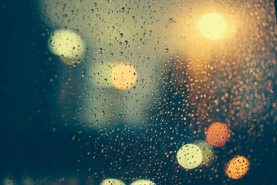 雨落在车窗上