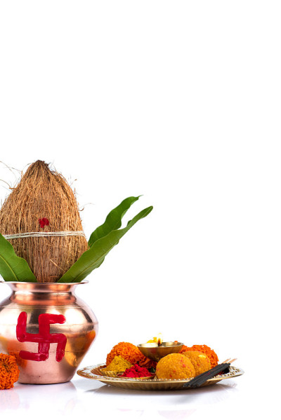 铜Kalash椰子和芒果叶和pooja thali与diya, kumkumum和糖果与花卉装饰在白