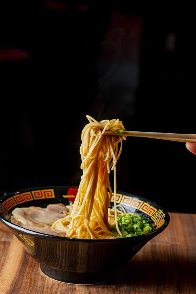 拉面。越南粉汤，泰式炒粉或拉面。日本、越南和泰国美食的最爱。汤料包括肉汤，面条，猪肉，鸡肉，豆腐，葱