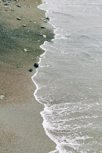 海浪到达沙滩上。美丽的自然环境