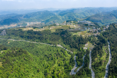 中国贵州山顶上的山路和农田的鸟瞰图