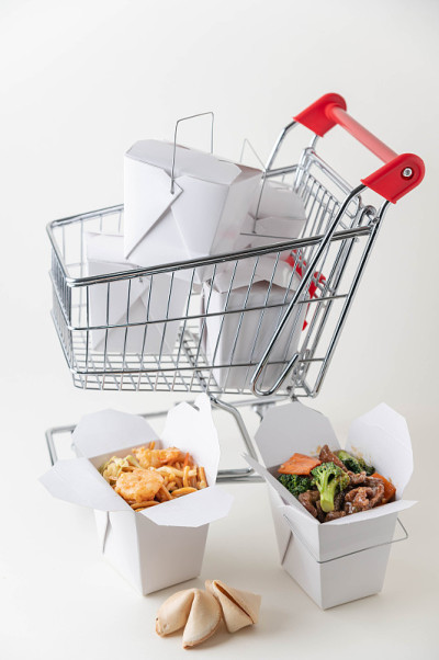 购物车里的中式食品容器