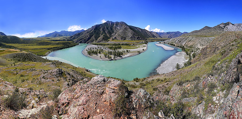 美丽的山。夏天的风景。全景。