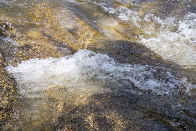 平静的水流在岩石周围流过