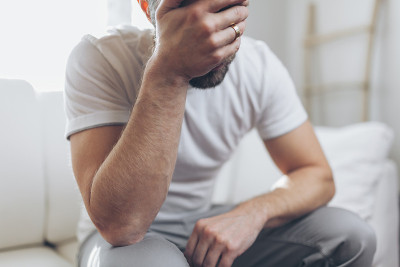 心碎的男人手里拿着结婚戒指