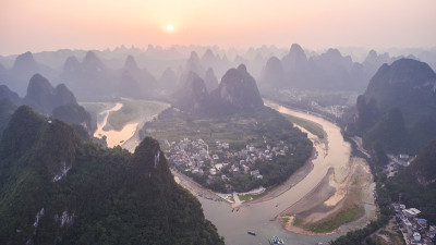 日落时分的山景