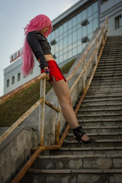 楼梯上那个戴假发的女孩