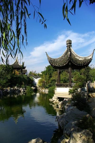 中国风格的建筑，带有涂漆的梁