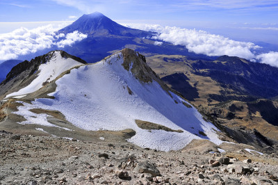 波波卡特佩特火山，从Iztaccihuatl，墨西哥