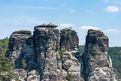 两个登上山顶的登山者