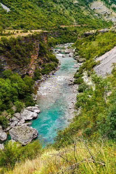 黑山的莫拉卡河峡谷。