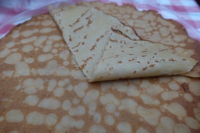 法式甜薄饼传统烛光下