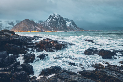 挪威峡湾的岩石海岸