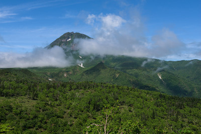 从知床国家公园的知床山口周围的罗须山全景