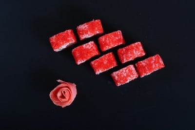 深色的石头背景上是五颜六色的海鲜卷和米饭