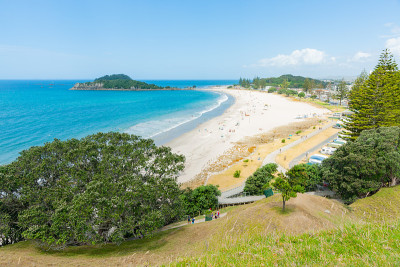 夏日景色沿着曼加奈山的主要海滩，陶兰加新西兰