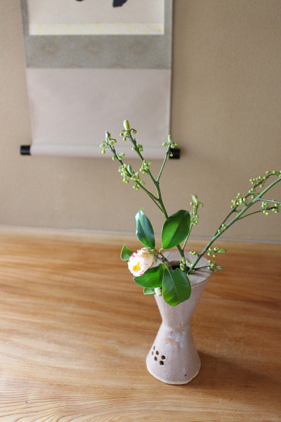 日本房:古董花盆里的花