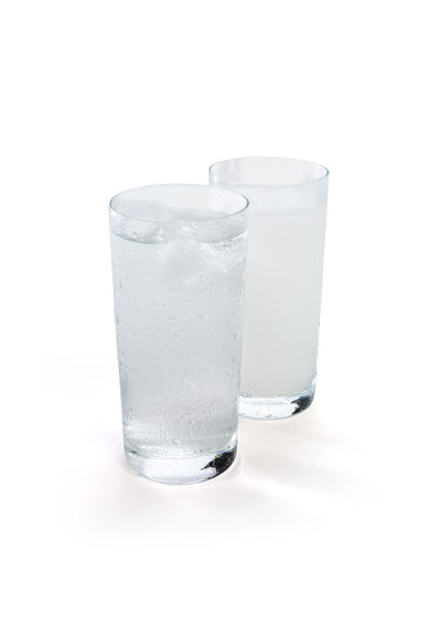 传统的土耳其拉基酒与水混合
