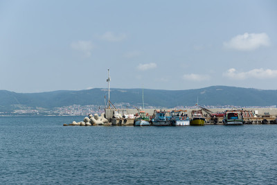 船在海湾