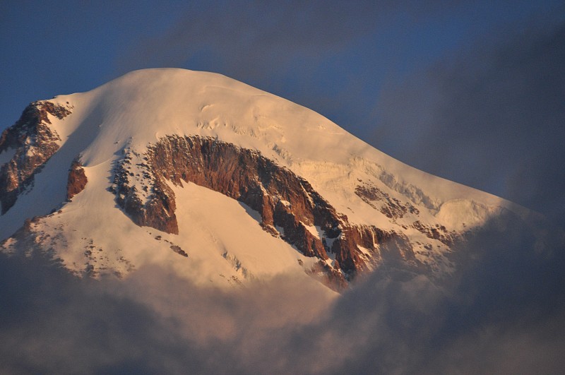 黎明时分哈萨克雪山和下面的山谷里有一座三一教堂遗址。格鲁吉亚。