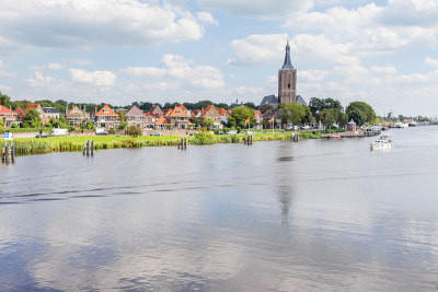 城市景观Hasselt，市Zwartewaterland，从绿色
