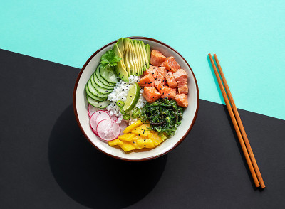 美味的poke碗米饭，芒果，鳄梨，萝卜，chukka沙拉，黄瓜，腌制的新鲜鲑鱼。