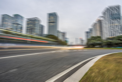 黄昏时分，中国城市道路上行驶着公交车