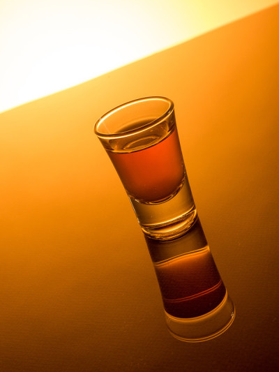 威士忌小酒杯与反射