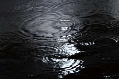 雨滴在水面上的倒影