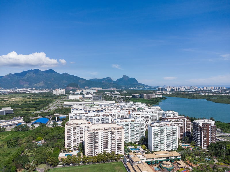 鸟瞰图Jacarépagua泻湖在里约热内卢，巴西。住宅建筑和环湖山脉。背景是芭拉·达·蒂茹卡海滩。