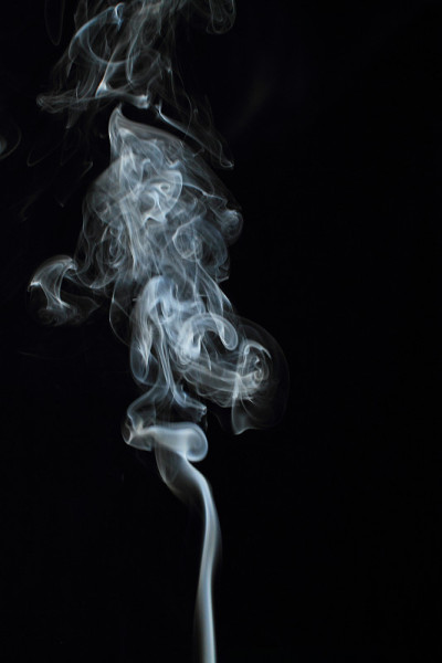 黑色背景上的白色烟雾纹理