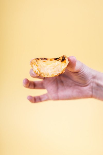 Pastéis de Nata，葡萄牙蛋挞，黄色柔和的背景