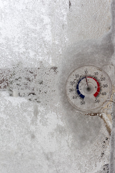玻璃窗户上的温度计。在多云的冬日，大暴雪的时候，窗户上都覆盖着冰雪。由大雪、霜冻和冻雨引起的自然灾害
