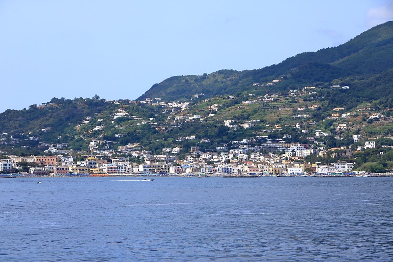 从船上可以看到Ischia Ponte村和海岸线