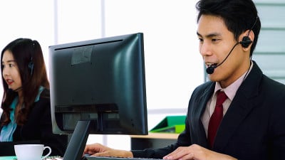 商务人员戴着耳机在办公室工作