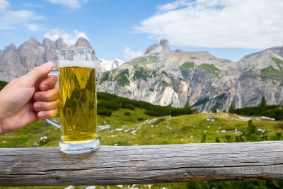 在高山，乡村文化的木头上喝杯啤酒