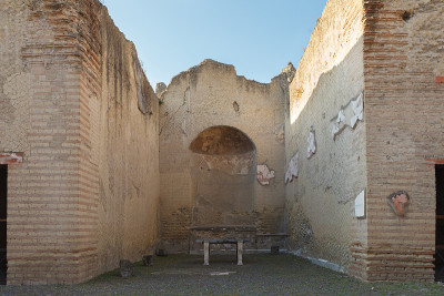 在古老的Ercolano (Herculaneum)城市遗址的Palaestra的Apsidal房间