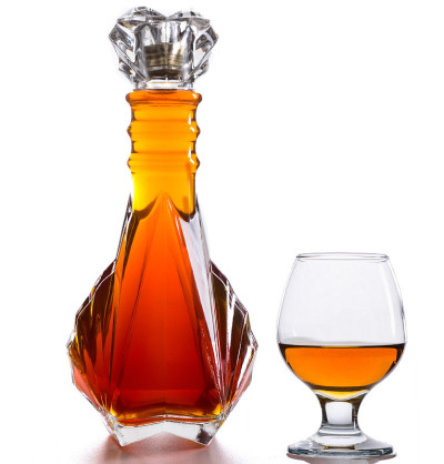 一瓶白兰地和一杯
