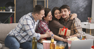 朋友们祝贺一个人的生日，拥抱他，送礼物