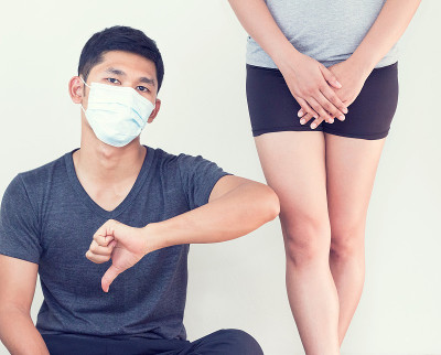 女士们正合着裤裆，裤裆发痒，男士们戴着口罩，Concept with healthcare and 