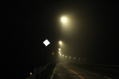 公路灯光在夜雾中朦胧