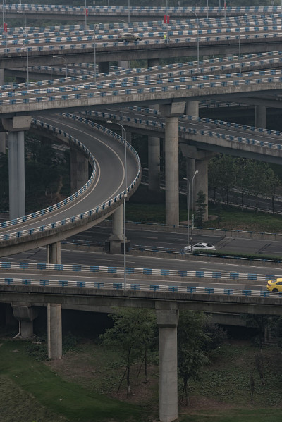 在城市的高速公路和天桥在一个阴天