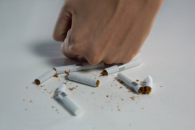 女人用拳头打断香烟