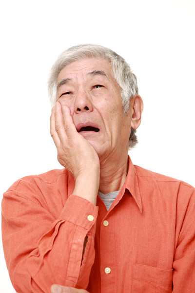 日本一名老年男子牙痛