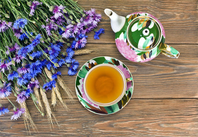 茶杯和茶壶，上面有玉米花和麦穗