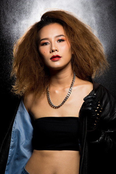 时尚亚洲女人古铜色皮肤，非洲发式，fu头发，眼睛