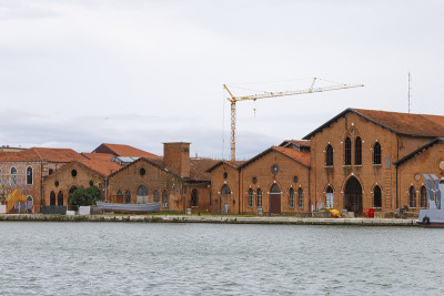 工业船坞(Arsenale di Venezia)在意大利，威尼斯。装载起重机和码头。