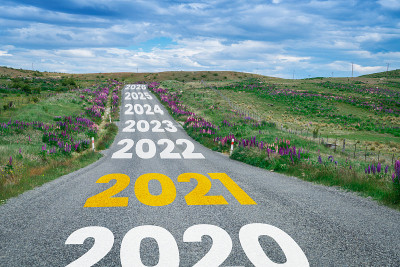 2021年新年旅行和未来愿景的概念。